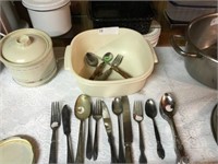 LOT OF SILVERPLATE AND STAINLESS FLATWARE