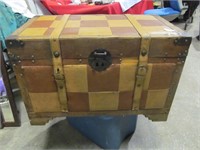 Trunk w. checkered top