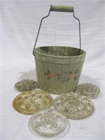 Wooden basket w. glass frogs