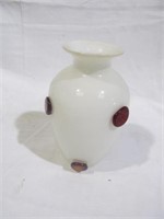Vase, white w. red dots