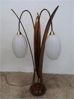 MID-CENTURY WALNUT/BRASS TABLE LAMP