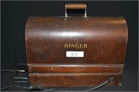 Vintage Singer Sewing Machine w/Case-Light comes