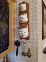 Vintage kitchen items and wall decor