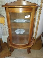 Small Oak curio cabinet with key