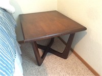 Dark Stained End Table, 19"T x 28" x 23"