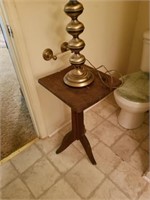 WOOD PEDESTAL TABLE WITH BRASS LAMP