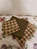 GREEN PLAID TABLECLOTH / NAPKINS AND PLACE