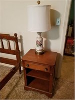 NIGHTSTAND WITH PAINTED ANTIQUE LAMP