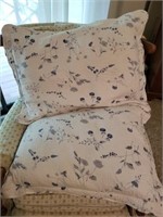 PAIR OF QUILTED PILLOW TOPS SHAMS AND QUILT