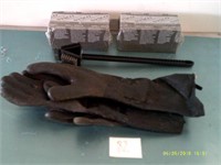 Grill Cleaning Gloves and Bricks Kit