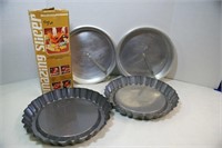 Cake & Pie pans, kitchen items & Toastmaster