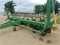 JOHN DEERE MODEL 7000 8R 30in PLANTER -