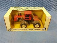 1/32 scale Allis - Chalmers 4W-305 Tractor with