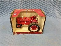 1/16 scale ERTL Farmall Super M