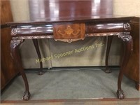 MAHOGANY EXTENSION TABLE WITH SATINWOOD CREST