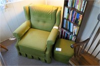 Lot, 2 green upholstered armchairs with foot