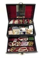 Lot, jewelry box with miscellaneous jewelry
