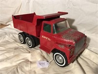 Ertl IH red dump truck