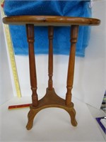 Small round oak table; pick up only