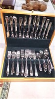ASSORTMENT OF STAINLESS FLATWARE IN WOOD CASE