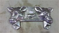 CAST ALLOY PLAQUE OF COWS HEADS