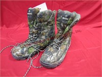 Pair of NEW Nevados Thermolite 11.5 men's camo-