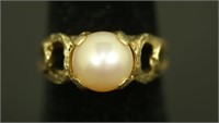 A STAMPED "10KT" WHITE GOLD FRESHWATER PEARL RING