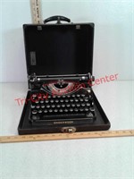 Underwood vintage / antique typewriter in case