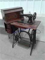 Tredle Singer sewing machine