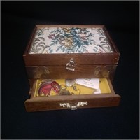 Vintage Embroidered Floral Wood Jewelry Box+++