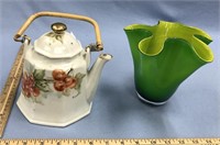 Lot of 2 porcelain teapot and green glass fire vas