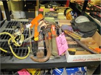 1 lot of hand tools, knee pads, wire brushes,