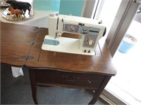 UNIVERSAL SEWING MACHINE IN CABINET