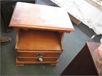 OLD EARLY AMERICAN END TABLE