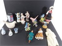 4 poupées + 12 statuettes d'oiseau et figurines