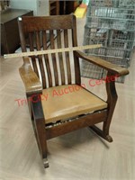 >Antique / vintage solid wood rocking chair
