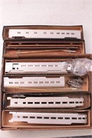 Group of 6 HO Scale Train Cars / Parts