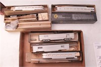 Group of 8 HO Scale Train Cars / Parts