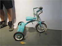 Petit tricycle au couleur vintage comme neuf
