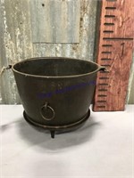 Erie No. 9 cast iron 3-legged bulge kettle