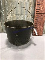 Cast iron 3-legged bulge kettle, 11.5" across top