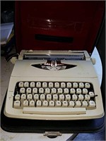 MCM Royal quiet Deluxe typewriter with case