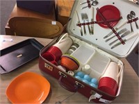 VINTAGE PICNIC SET IN CARRY CASE