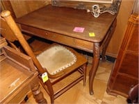 Oak table/desk. 1 drawer. Nice details.