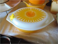 2 1/2qt Pyrex sunflower casserole dish