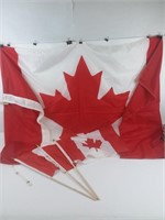 4 drapeaux canadiens dont 1 grand