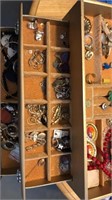 Lot of one vintage full jewelry box