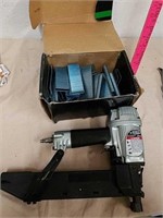 Hitachi pneumatic 2in stapler with box of Staples