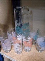 1970'S 12" GLASS PITCHER AND 6 DRINKING GLASSES