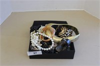 SELECTION OF COSTUME JEWELRY